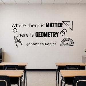 Puede incluir: Vinilo decorativo en blanco y negro con la cita "Donde hay materia, hay geometría" de Johannes Kepler. Incluye formas geométricas como un cubo, un triángulo, círculos y un transportador. La imagen está en un aula.