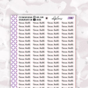 Puede incluir: Una hoja de 61 etiquetas adhesivas blancas con un borde morado y el texto "taco bell" en escritura cursiva negra. La hoja está sobre un fondo blanco con un diseño de acuarela rosa tenue y estrellas plateadas.