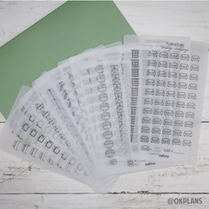 Könnte beinhalten: Ein Satz transparenter, druckbarer Planer-Aufkleber mit verschiedenen Symbolen und Text. Die Aufkleber enthalten Symbole für Möbel, Schalen und andere Haushaltsgegenstände. Der Text auf den Aufklebern lautet "Organisiere Möbel-Spar-Challenge", "Gesamt", "Übertreffen" und "@OKPLANS".