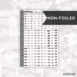 Op de afbeelding: Een vel stickers met zwarte en witte tekst met de afgekorte dagen van de week. De tekst is in een handschrift-stijl. De stickers zijn op een witte achtergrond met een zwart-wit geblokte rand.