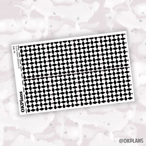 Puede incluir: Una hoja de pegatinas para planificador con diseño de diamantes en blanco y negro. Las pegatinas están dispuestas en una cuadrícula de seis cuadrados. El texto "OKPlans" y "DIAMOND UNDERLAYS" está impreso en la hoja. El texto "W-189" está impreso en el lateral de la hoja.