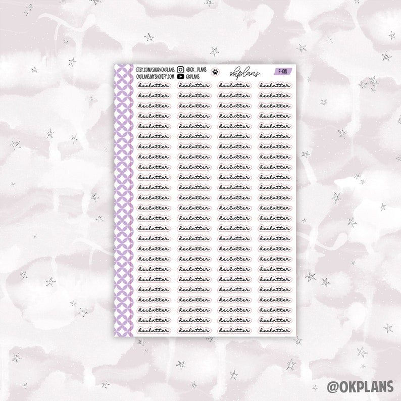 Op de afbeelding: Een vel stickers met het woord "declutter" dat meerdere keren wordt herhaald in een handschriftlijk lettertype. De stickers zijn op een witte achtergrond met een paars en wit patroon aan de linkerkant van het vel. De achtergrond heeft ook een lichtroze aquarelwas met zilveren sterren.