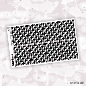 Puede incluir: Una hoja de pegatinas para planificador con un patrón geométrico de diamantes y rayas en blanco y negro. El texto "OKPlans" y "W-190 DIAMOND + STRIPE UNDELRAYS" está impreso en el lado izquierdo. El fondo es gris claro con pequeñas estrellas.