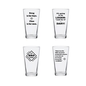 Puede incluir: Cuatro vasos de pinta de vidrio transparente con texto negro impreso en ellos. El texto en los vasos dice: "Swag is for boys. Class is for men." "It's going to be legen- *wait for it* dary!" "Suit up. The Bro Code. Score chicks. Be awesome." "Think of me like Yoda, but instead of being little and green I wear suits and I'm awesome. I'm your Bro. - I'm Broda!"