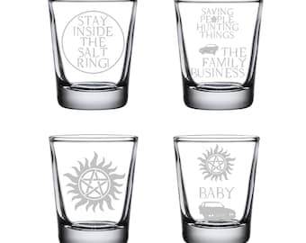 Ensemble de 4 verres à liqueur surnaturels gravés - Le cadeau surnaturel parfait pour les fans de la série télévisée SPN