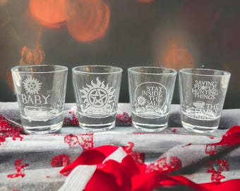 Ensemble cadeau surnaturel de 4 verres à liqueur - Cadeau parfait pour les fans SPN, cadeaux surnaturels, symbole anti-possession, cadeau de Noël surnaturel