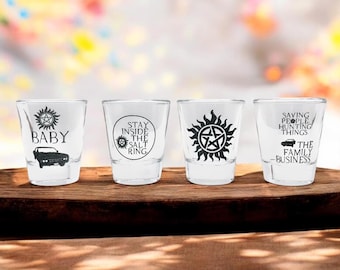 Lot de 4 verres à liqueur surnaturels SPN GRAVÉS - Anti-possession, sauver des personnes, anneau de sel, Impala, cadeau de Noël surnaturel