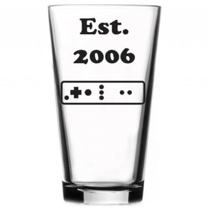 Video Game Controller Pint Glass: Engraved Gamer Retro Nintendo Wii Est. 2006 Nintendo Gift for Dad Nintendo Beer Glass Father&#39;s Day Gift