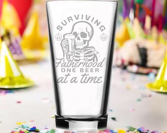 Survivre à la paternité une bière à la fois pinte gravée - Le cadeau de fête des pères parfait pour papa, cadeau papa sarcastique, squelette papa