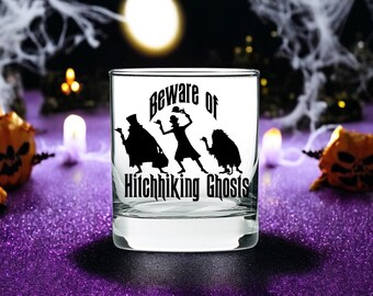 Méfiez-vous des fantômes faisant de l'auto-stop dans un verre à whisky gravé : cadeau du manoir hanté, cadeau d'hôte d'une fête d'Halloween, verre à boire gravé de stupides mortels