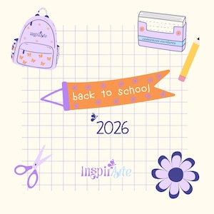 Puede incluir: Ilustración caprichosa con temática escolar. Se muestra una mochila morada, una pancarta naranja con el texto «back to school» y un lápiz. Otros elementos incluyen tijeras, una flor y el año 2026.