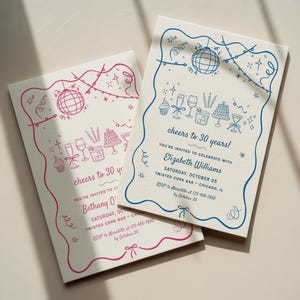 Könnte beinhalten: Zwei Geburtstagseinladungen mit festlichem Design. Eine hat einen rosa Rand und Text, die andere einen blauen Rand und Text. Beide zeigen eine Discokugel, einen Kuchen und den Schriftzug "cheers to 30 years!"