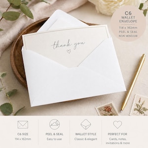 Op de afbeelding: Een witte C6-portemonnee-envelop met een kaart met de tekst "thank you" en een hart. Een gouden pen en twee postzegels liggen naast de envelop. De envelop is 114 x 162 mm groot en heeft een peel-and-seal sluiting.