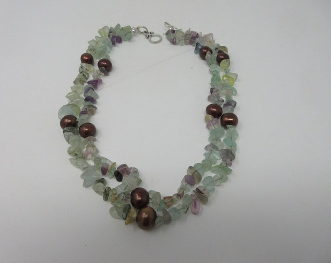 Two strands choker of green quartz chips and dyed brown freshwater pearls