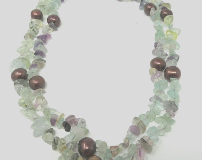 Two strands choker of green quartz chips and dyed brown freshwater pearls