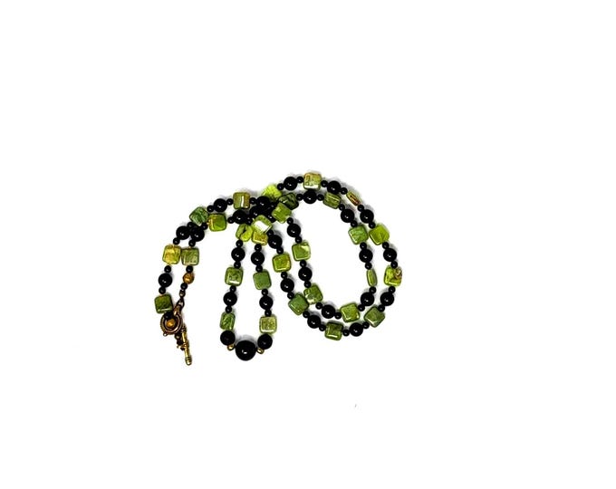 Single Strand Peridot and Onyx Beads Necklace