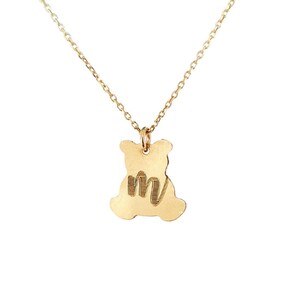 Collar de encanto de oso pequeño, grabado, colgante de oso de oro macizo, colgante de oso de plata de ley grabado con una sola inicial, mamá para estar presente