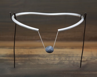 Tobillera Indiko de plata con guijarro de playa, pulsera para el tobillo, accesorio para el pie, hecha a mano por Ariadni Kypri, colección Ydor.