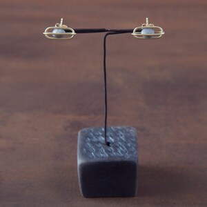 Precious Pebble in Cage • von Ariadni Kypri, Ohrstecker aus 750er Gelbgold_ Precious YDOR