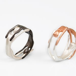 Nicole and Nicolås as Ring_silver & rose gold/ black platinum two acrobat figures ring_alternative engagement ring_by Ariadni Kypri_CircuS