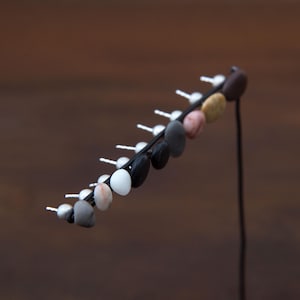 Votsalaki_orecchini singoli o in coppia_orecchini da donna e da uomo in argento sterling e ciottoli di spiaggia_di Ariadni Kypri_collezione YDOR
