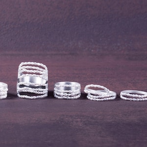 Rizaki Two & Rizaki Four, von Ariadni Kypri, stapelbare Silberringe mit Perlen, Ring für den kleinen Finger, Knöchelring