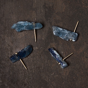 Anafi, 14K gouden oorstekers met blauwe kyaniet-edelsteen, onbewerkt blauw kyanietkristal, stapel gouden oorbellen, van Ariadni Kypri, Precious Ydor