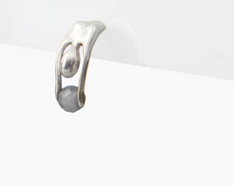 Nicole Halves Front, enkele of paar oorbellen, zilver met edelsteen of parel, cadeau voor danser_acrobat_by Ariadni Kypri CircuS Collection