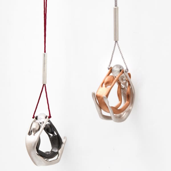 Nicole and Ball dans Nicolas, par Ariadni Kypri, pendentif en argent, acrobate de CircuS Collection