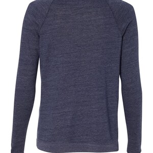 Puede incluir: Una sudadera ragl&aacute;n azul marino de manga larga. La camisa tiene cuello redondo y una textura suave y jaspeada. Las mangas son largas y ajustadas, y el dise&ntilde;o general es simple y cl&aacute;sico.