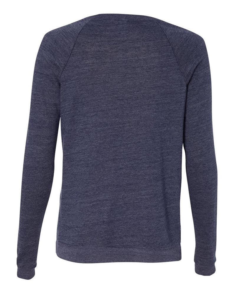 Puede incluir: Una sudadera ragl&aacute;n azul marino de manga larga. La camisa tiene cuello redondo y una textura suave y jaspeada. Las mangas son largas y ajustadas, y el dise&ntilde;o general es simple y cl&aacute;sico.