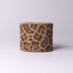 Handgjorda leopardmönstrade läder Woggle / Bandana Slides