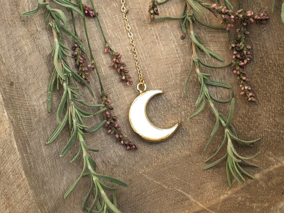 Boho Carved Shell Crescent Moon 14K Gold Lariat Necklace