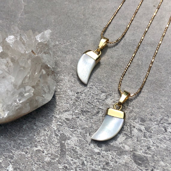 Double Horn Necklace/ Crescent Moon Necklace/ 14K Gold/ Double Horn Choker/ Carved Shell/ Horn Pendant/ Boho Choker/ Gold Horn Necklace