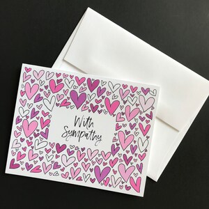 Con tarjeta de condolencia y duelo con garabatos de corazón