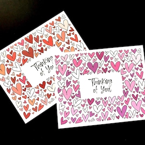 Tarjeta "Pensando en ti" con garabatos de corazones