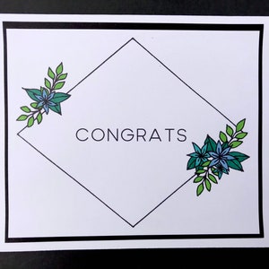 Puede incluir: Una tarjeta blanca con un borde negro y una forma de diamante en el centro. La forma de diamante está delineada en negro y tiene la palabra "CONGRATS" escrita en negro en su interior. Hay dos diseños florales en las esquinas del diamante, uno a la izquierda y otro a la derecha. Los diseños florales son verdes y azules.