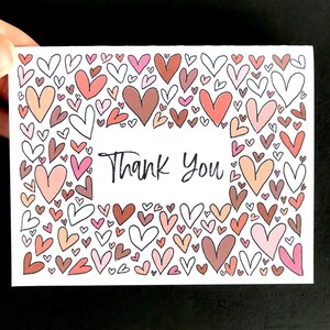 Tarjeta de agradecimiento con garabatos de corazón