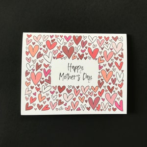 Tarjeta para el Día de la Madre con garabatos de corazones rosas