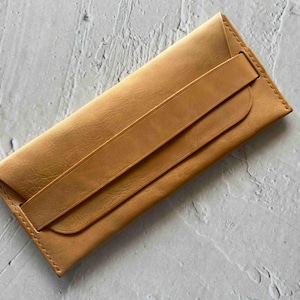 Liegendes Federmäppchen aus Leder (kleine Kosmetiktasche)
