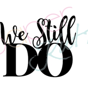以下が含まれることがあります： スタイリッシュなフォントで「We Still Do」というテキストが書かれた白黒のグラフィックデザインです。
