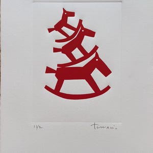 Può includere: Stampa linoleografica rossa di tre cavalli a dondolo stilizzati impilati. La stampa è su carta bianca e firmata dall'artista. Numerata 13/40. Firma dell'artista visibile.