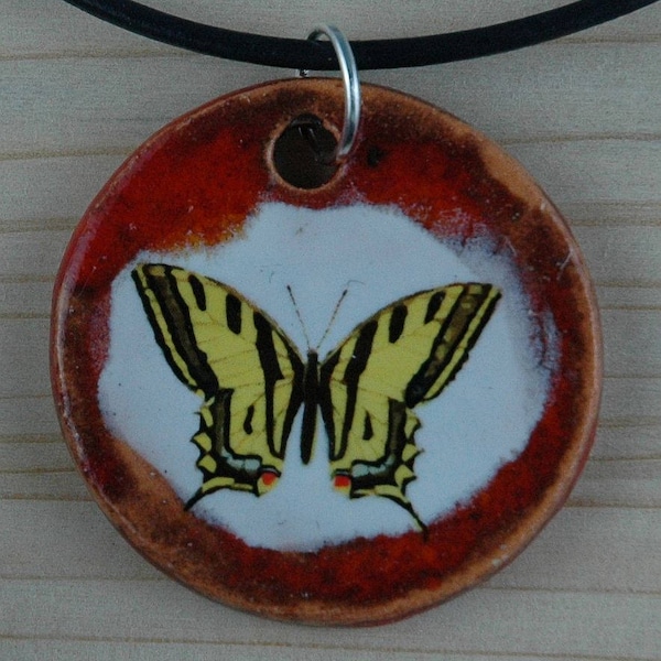 Orgineller Keramik-Anhänger mit Schmetterling. Kette, Tier; Biologie, Schmuck, Geschenk, Mädchen, Jungen, Kinder