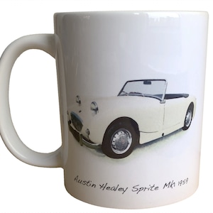 Könnte beinhalten: Weiße Keramik-Tasse mit einer Illustration eines cremefarbenen Austin Healey Sprite Mk1 1959 Cabriolets. Das Auto hat schwarze Reifen und eine silberne Radkappe. Die Tasse hat einen weißen Henkel und den Text "Austin Healey Sprite Mk1 1959".