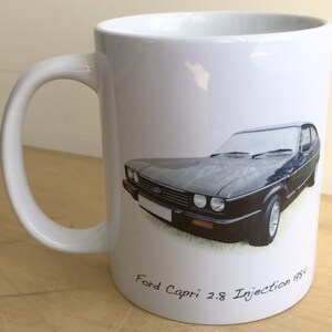 Pu&ograve; includere: Tazza in ceramica bianca con un Ford Capri 2.8 Injection 1984 nero stampato su di essa.
