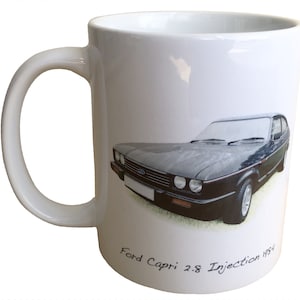 Pu&ograve; includere: Tazza in ceramica bianca con un'illustrazione di una Ford Capri 2.8 Injection 1984 nera. L'auto &egrave; rivolta verso lo spettatore e su uno sfondo bianco.