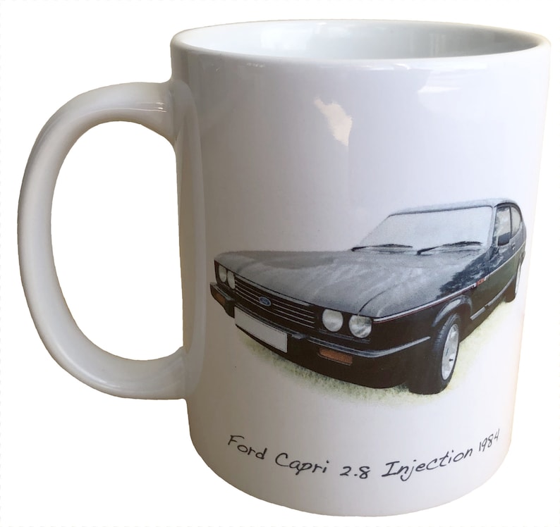 Pu&ograve; includere: Tazza in ceramica bianca con un'illustrazione di una Ford Capri 2.8 Injection 1984 nera. L'auto &egrave; rivolta verso lo spettatore e su uno sfondo bianco.