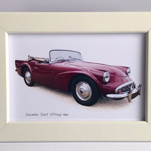 Puede incluir: Una impresión enmarcada de un coche rojo descapotable Daimler Dart SP250 de 1961. El coche se muestra de perfil, con la parte delantera del coche mirando al espectador. La impresión está enmarcada en un marco blanco.