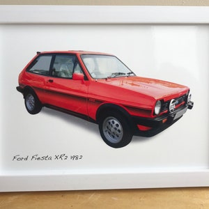 Może przedstawiać: Wydruk w ramie przedstawiający czerwonego Forda Fiestę XR2 z 1982 roku. Samochód jest przedstawiony w realistycznym stylu na białym tle.