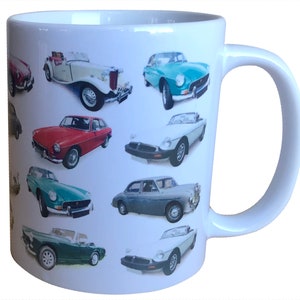 Op de afbeelding: Witte keramische mok met een kleurrijk patroon van klassieke MG-auto's. De mok toont een verscheidenheid aan MG-modellen, waaronder cabriolets, coupés en sedans.